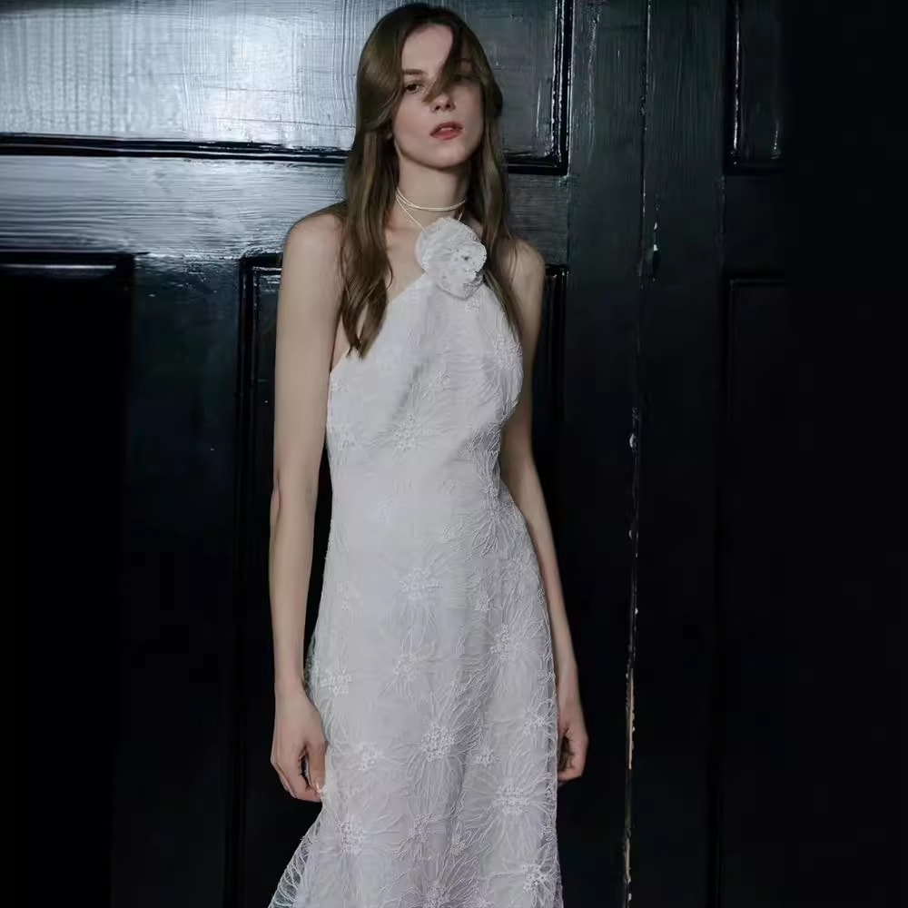 フランス式の軽いウェディングドレスの気質はシンプルでファッション的な魚の尾は客を迎えて外に出ます