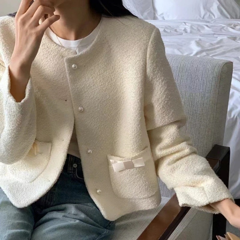 韓国のレトロな気質ファッショナブルなラウンドネックパールボタンリボンポケット小さな香りのスタイルのショートコート女性のための