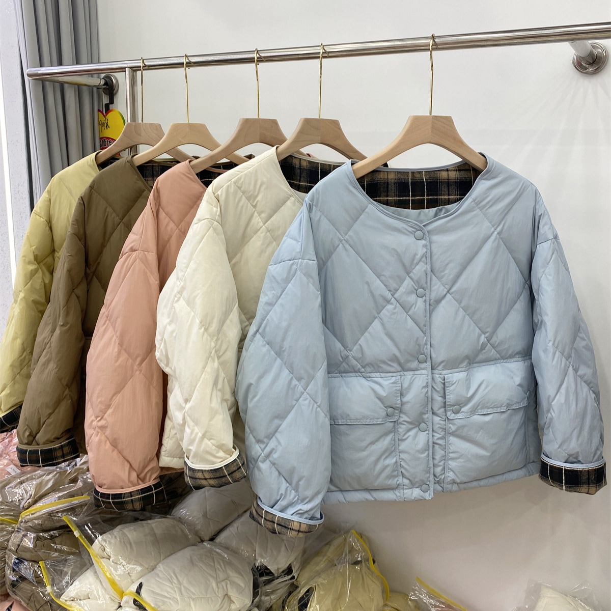 韓国版ラウンドネックチェック柄スプライシングカフスダウンジャケットレディースショートスタイルダイヤモンドホワイトダックダウンスモールルーズコートトレンディ