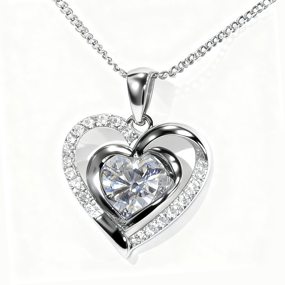 ハート型のモアッサナイトネックレス女性向けのエレガントでファッショナブルなギフトペンダントネックレス軽くて高級な鎖骨チェーン