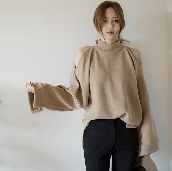 肩出し スウェット トレーナー トップス プルオーバー ミディアム丈 袖あり 長袖 ドルマンスリーブ 萌袖 スタンドカラー ハイネック アシンメトリー かわいい 大人可愛い きれいめ シンプル
