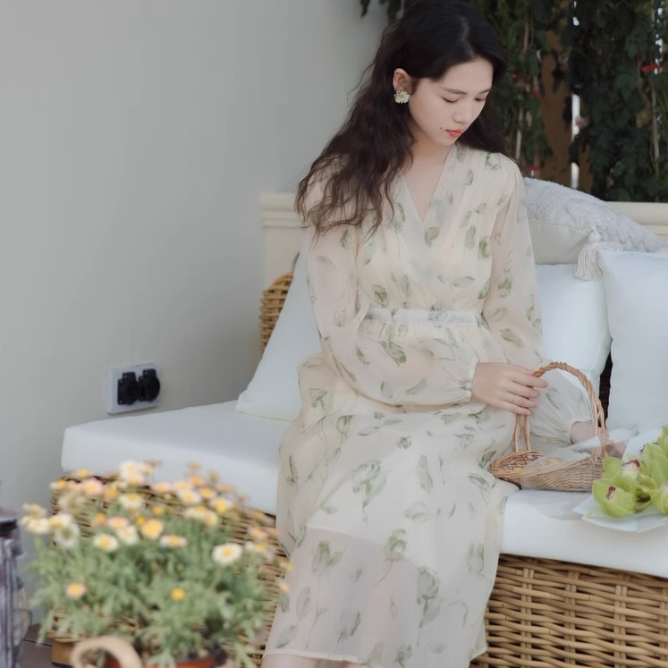 ワンピース フレアワンピース ワンピドレス ロング ロング丈 袖あり 長袖 カシュクール 襟なし セミフレア Aライン シフォン リボン ウエストリボン ポケット ハイウエスト 透け感 かわいい