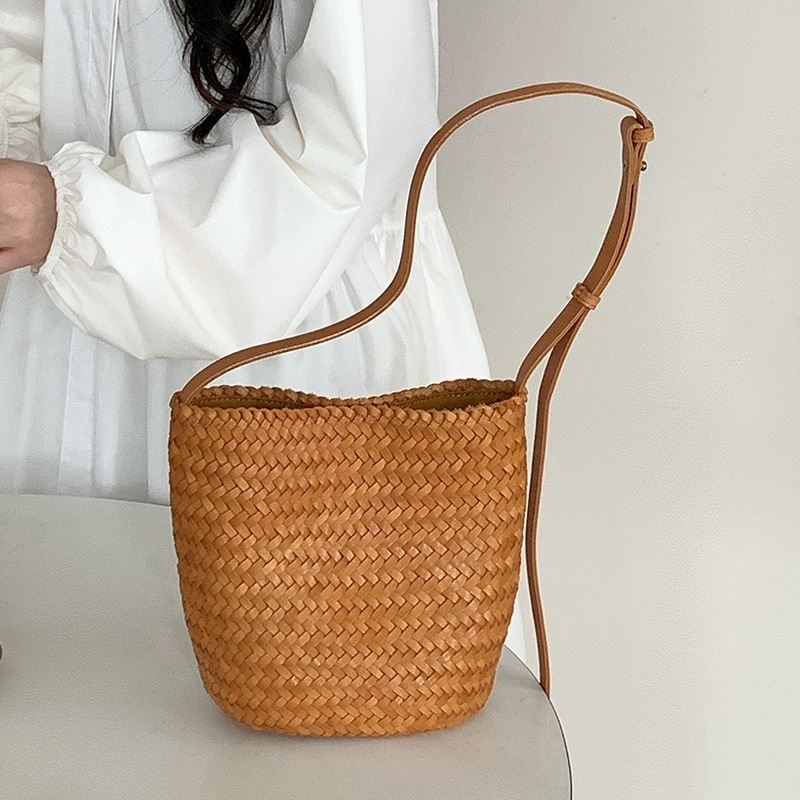 牛革手編みバッグ夏2025新作リゾート風カジュアルショルダーバケツバッグ本革ショルダーバッグ ショルダーバッグ 7,739円