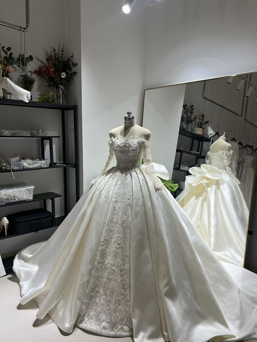 豪華！ウェディングドレス オフショルダー 長袖 キラキラ光る刺繍 プリンセスライン 憧れのドレス 拳式/前撮り