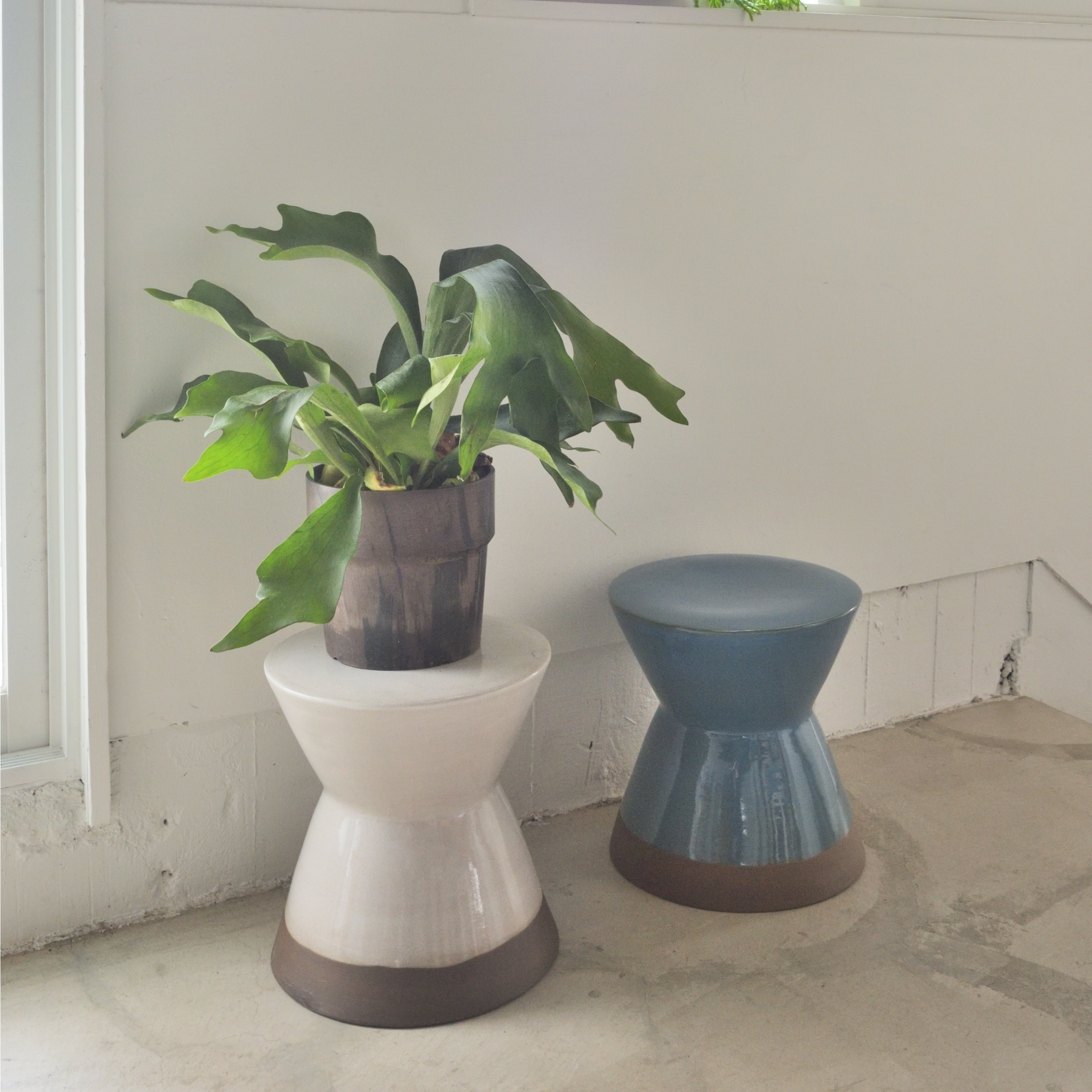 ミニ スツール 北欧 雑貨 陶器 高さ31cm 丸形 円型 チェア サイドテーブル いす 椅子 フラワーベース インテリア雑貨 おしゃれ ミニスツール イス ミニテーブル ミニチェア 花台 飾り台