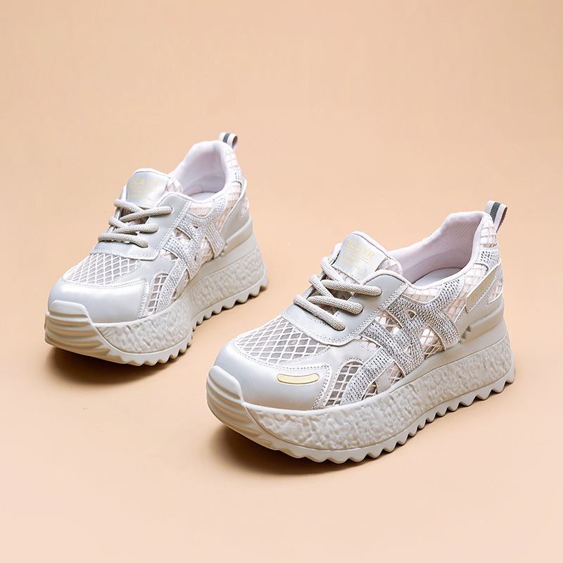 小さな夏通気性メッシュ中空厚底白靴女性2025軽量高級人気浅口スポーツレジャー増加