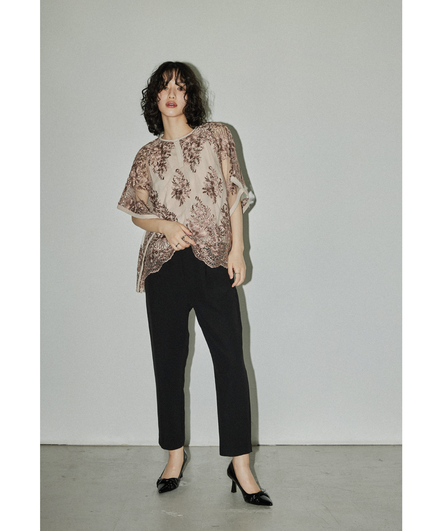 バタフライスリーブ刺繍ブラウス&テーパードパンツセットドレス パーティードレス セレモニースーツ パンツドレス 結婚式 お呼ばれ パーティー 二次会 披露宴 謝恩会 成人式 同窓会 入学式 卒業式