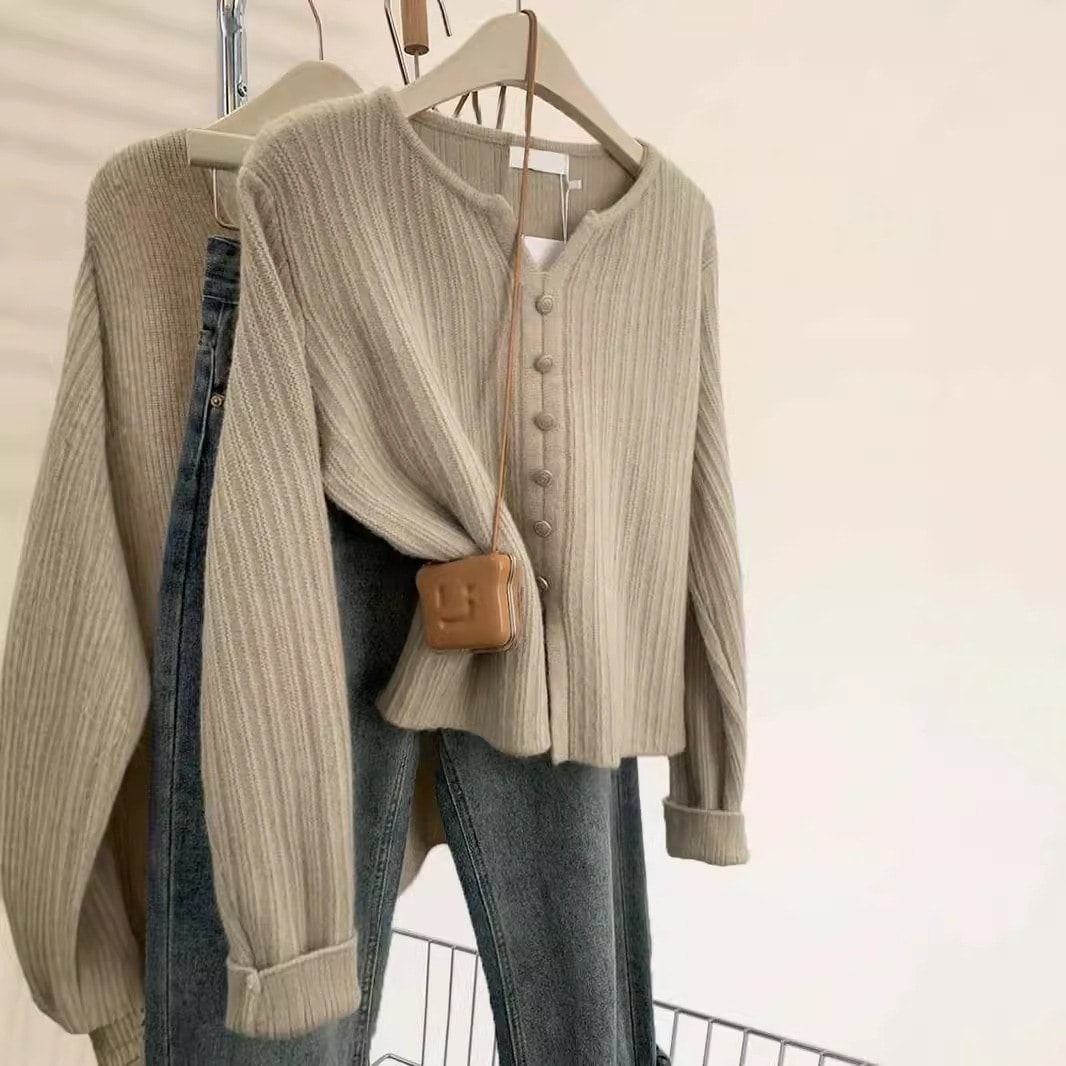 スリットネック レディース トップス ニット セーター プルオーバー ミディアム ミドル丈 長袖 ラウンドネック フェミニン コンサバ ボタン かわいい 大人可愛い シンプル カジュアル 上品