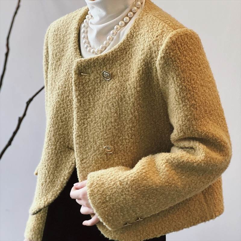 アウター ジャケット ボア ノーカラー レディース 長袖 ショート丈 ポケット 秋 冬 エレガント 個性的 上品 高級感 かわいい 大人可愛い スタイルアップ オシャレ お洒落 シンプル モダン シッ