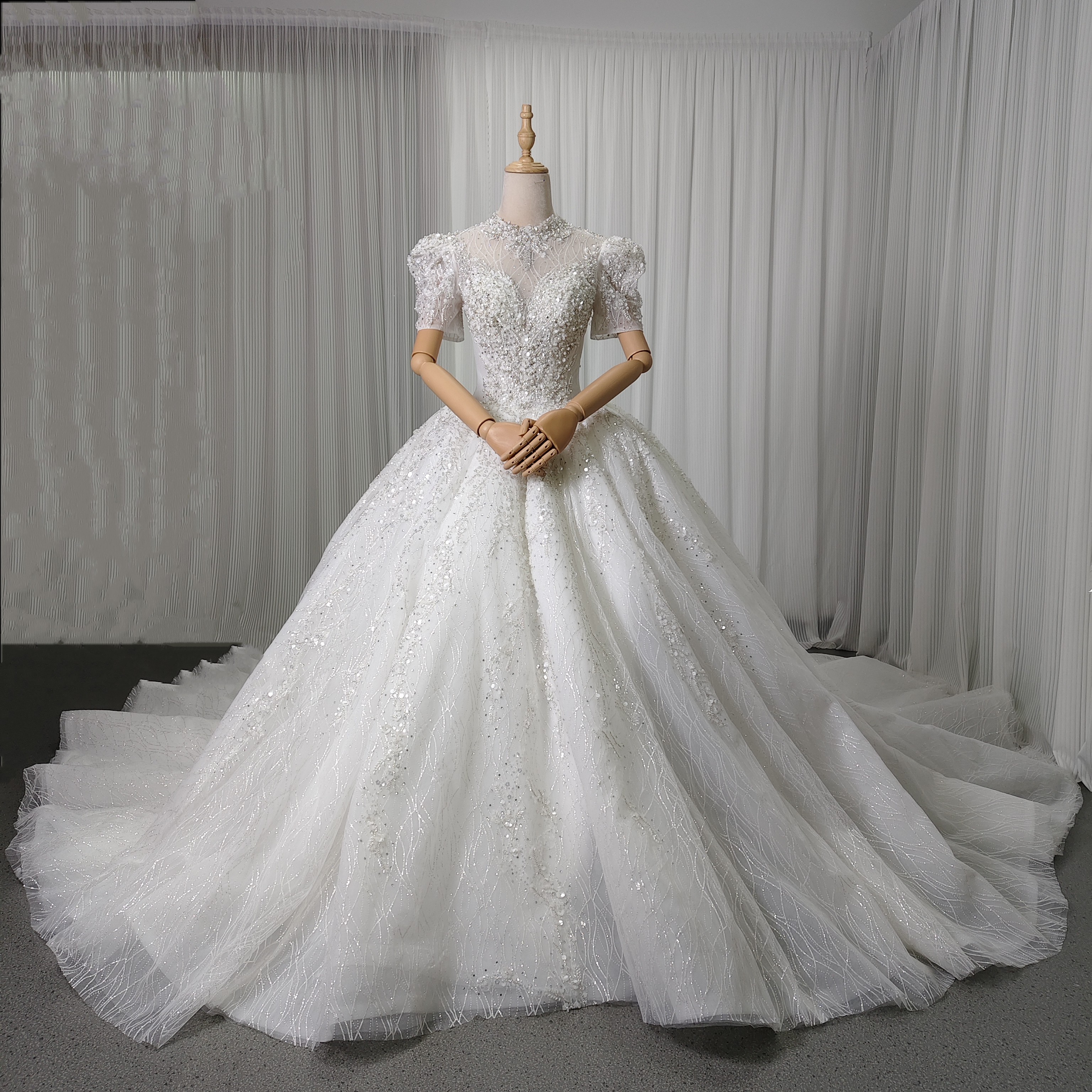 ウエディングドレス オフホワイト 韓国風ドレス 短袖 キラキラのハンドビーディング キラキラグリッターチュール 華やかなトレーン 憧れのドレス 結婚式