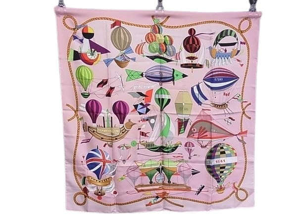 エルメス スカーフ カレ90 大空の狂気 LES FOLIES DU CIEL シルク100% - 大判 ピンク系マルチカラー 大判 ストール マフラー ブランド 高級【本物保証】