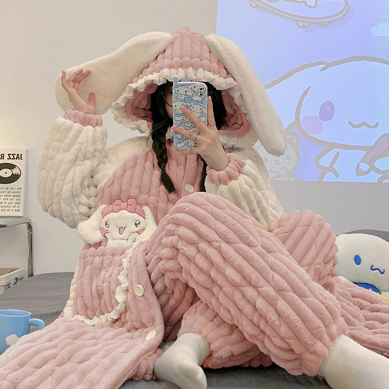 秋冬の三階に綿を挟んだパジャマ女性のサンゴのベルベットが厚くなってベルベットの寝衣が大きくなって家の服を着ることができる
