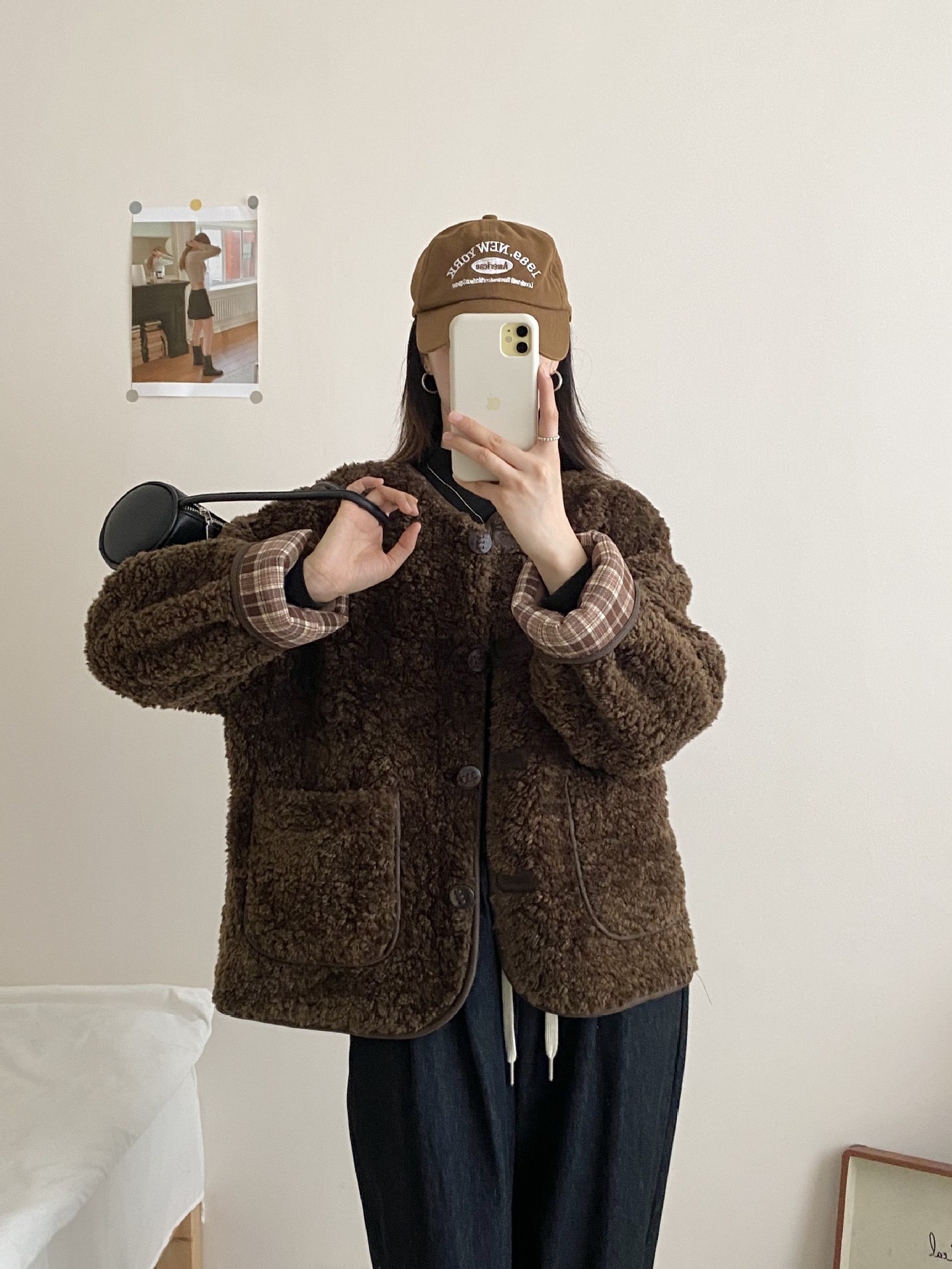 冬の超綺麗な雰囲気の甘い羊の小毛のコートの女性はゆったりとしています