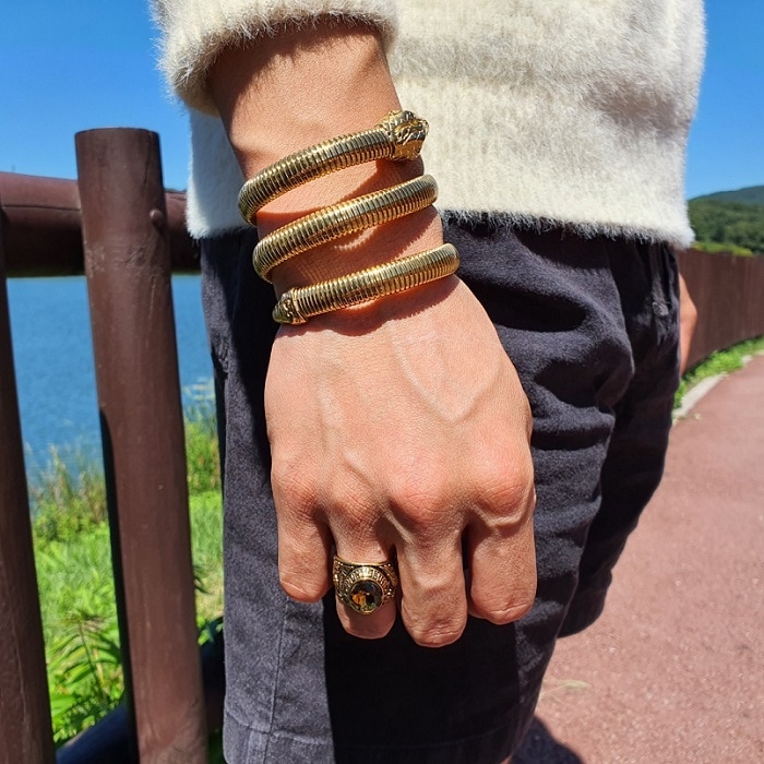 ノーブルンステンレススチールゴールドメッキゴールド三列蛇名品芸能人韓国男性チェーンブレスレット