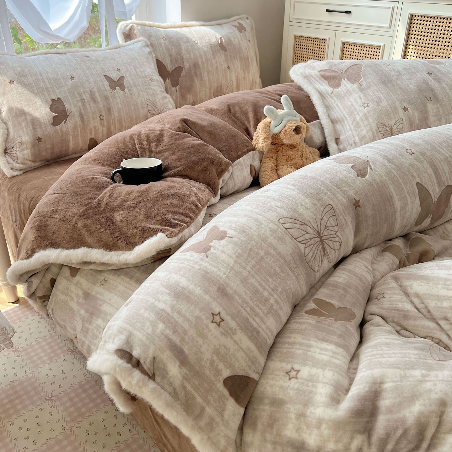厚みのあるウサギの毛皮レースの縁取りが施された彫刻入りミルクフリースの寝具 4 点セット冬用の暖かいコーラルフリースの寝具 4 点セットフリースの裏地フィットシーツ スタイル