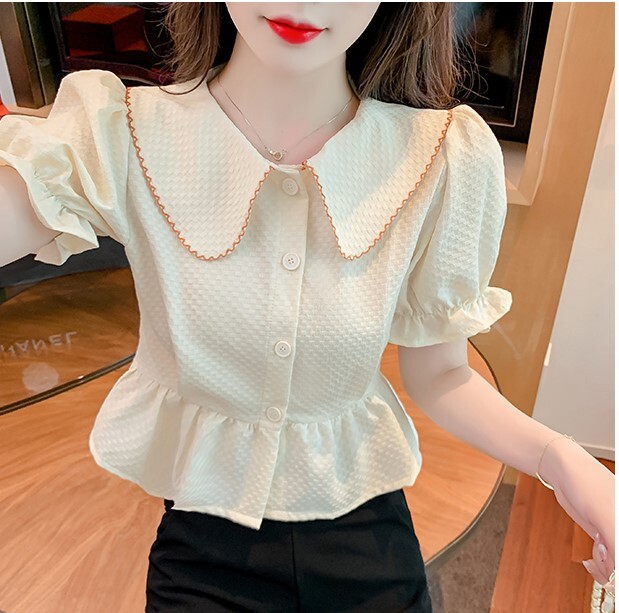 トップス シャツ ブラウス 白シャツ 白トップス ショート丈 半袖 パフスリーブ 襟付き ビッグカラー ペプラム ウエストマーク 前開き かわいい 大人可愛い シンプル カジュアル おしゃれ お洒落