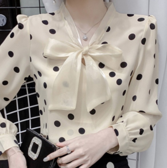 シャツ ブラウス レディース 長袖 Vネック リボン ガーリー フェミニン かわいい 大人可愛い きれいめ カジュアル 水玉 ドット 学生 デート お出かけ イベント ホワイト ピンク トップス