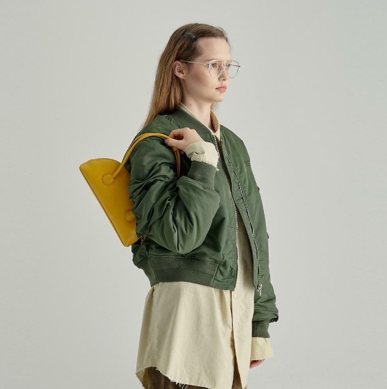 【MARGESHERWOOD】 BESSETTE SHOULDER : YELLOW GLOSSY PLAIN