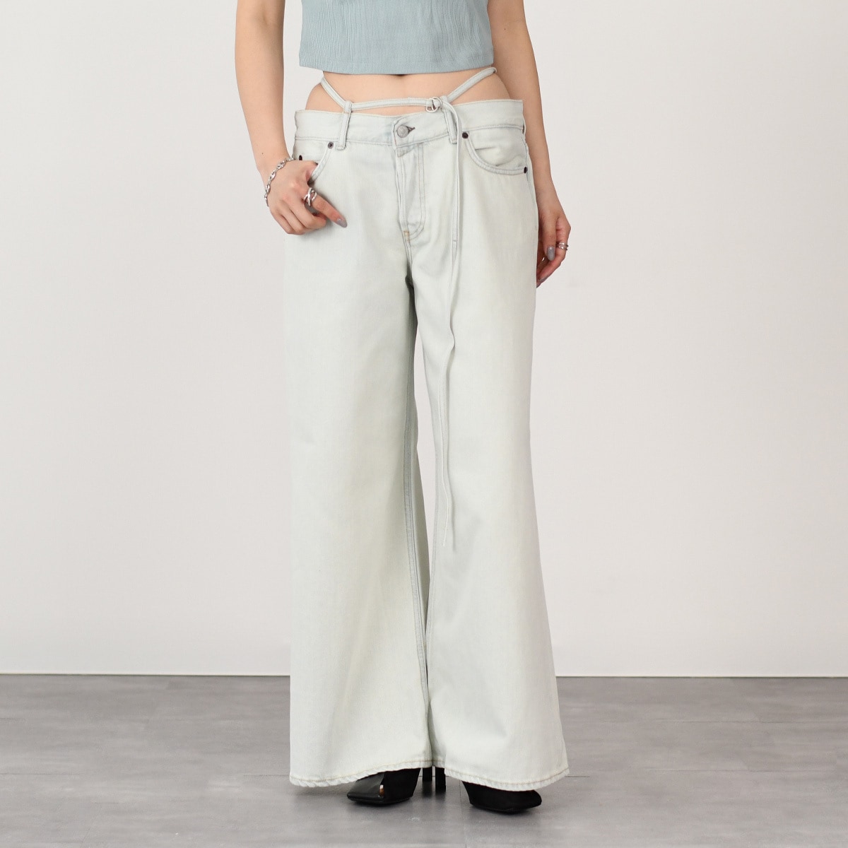 ACNE STUDIOS アクネストゥディオス デニム レギュラーフィットジーンズ - 2004 A00425 レディース ライトブルー ローライズ スリムベルト