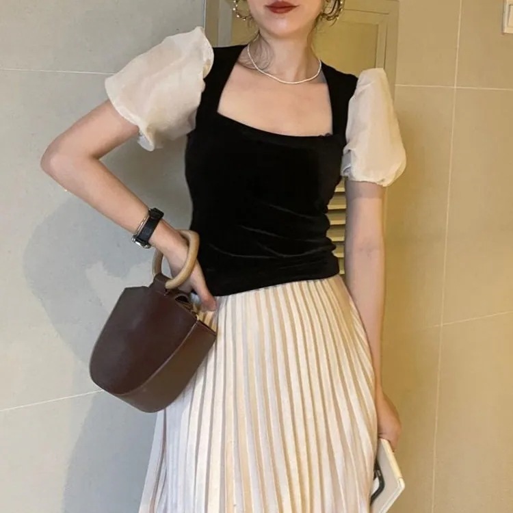 パフスリーブ スクエアネック トップス カットソー レディース 半袖 タイト ふっくら かわいい 大人可愛い きれいめ シンプル 上品 おしゃれ レトロ エレガント 主役級 とろみ感 抜け感 キュート 4,752円