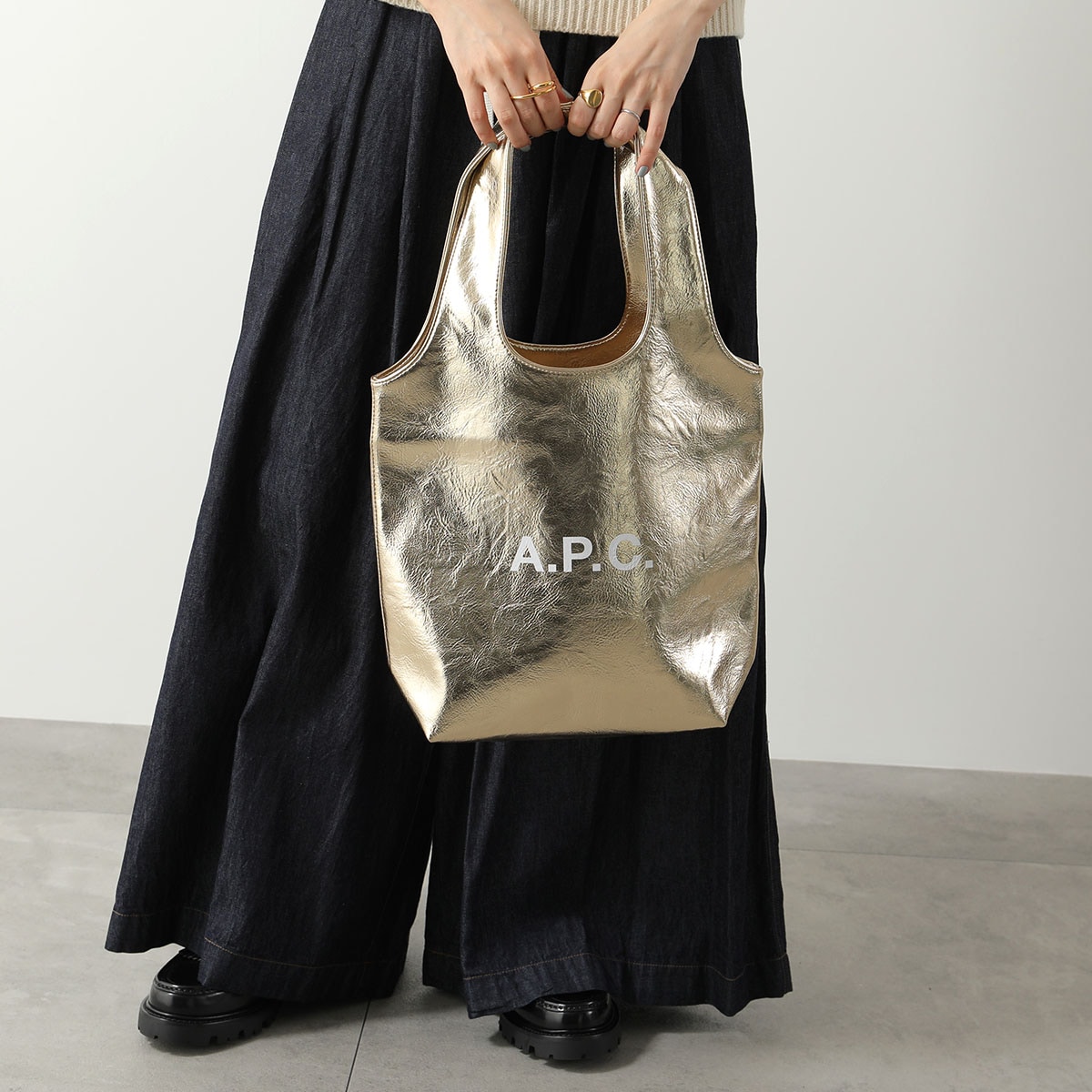 APC A.P.C. アーペーセー トートバッグ tote ninon small PUABZ M61861 レディース ロゴ メタリック 鞄 RAN ゴールド