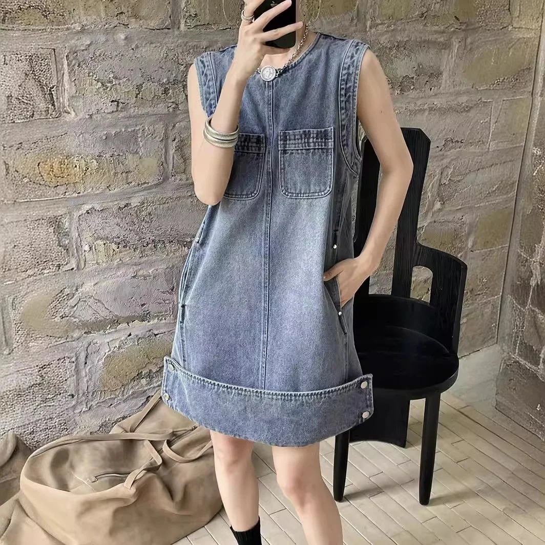 2024年夏のデザインワークウェアの最初のリリース女性用折り畳まれたルーズウォッシュストレートノースリーブドレス