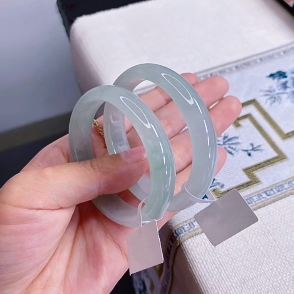 天然A品の翡翠のブレスレットの女性の玉のブレスレットの氷の種の高い顔の値の浅緑の玉の腕輪の本物は証明書を持ちます