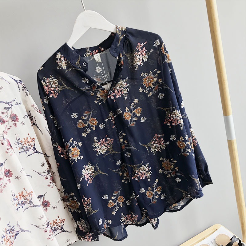2485．花柄プリントVネックシャツ（ネイビー）2019　春夏　通学　通勤　デート　普段使い　カジュアル　大人可愛い　カフェ　女子会　お出かけ