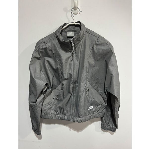 ニューバランス W ESS 軽量スタンドネックウーブンジャケット GLOSSY Grey