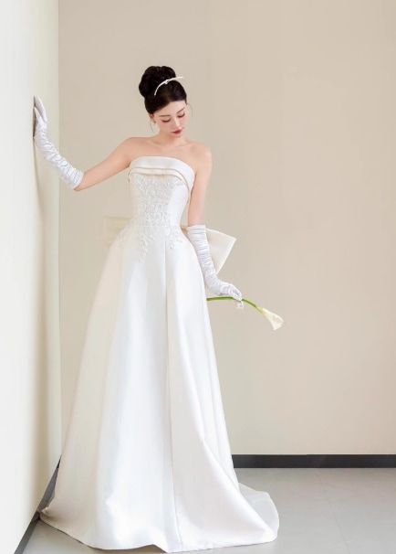 ウェディングドレス ベアトップ 豪華なバックリボン Aライン 繊細レース クラシカル 結婚式