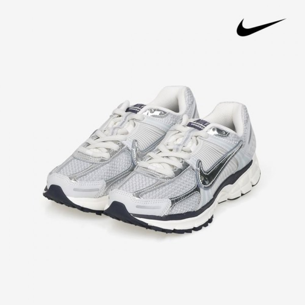 ナイキウィメンズズームボメロ5スニーカーシルバー
