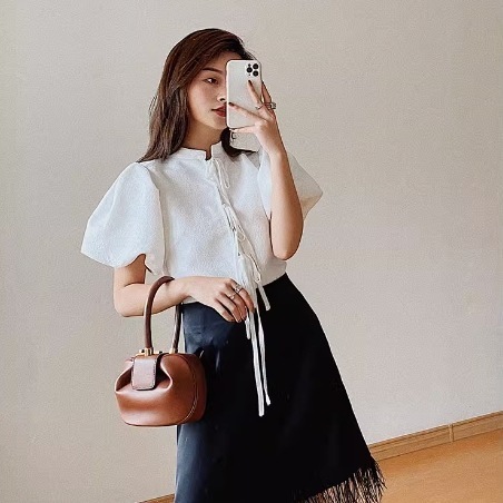 トップス ブラウス パフスリーブ 半袖 ボリュームスリーブ Vネック ハイネック デザイン シャーリング 美ライン リボン 刺繍 前開き スタイルアップ ドラマチック ロマンチック レトロ かわいい