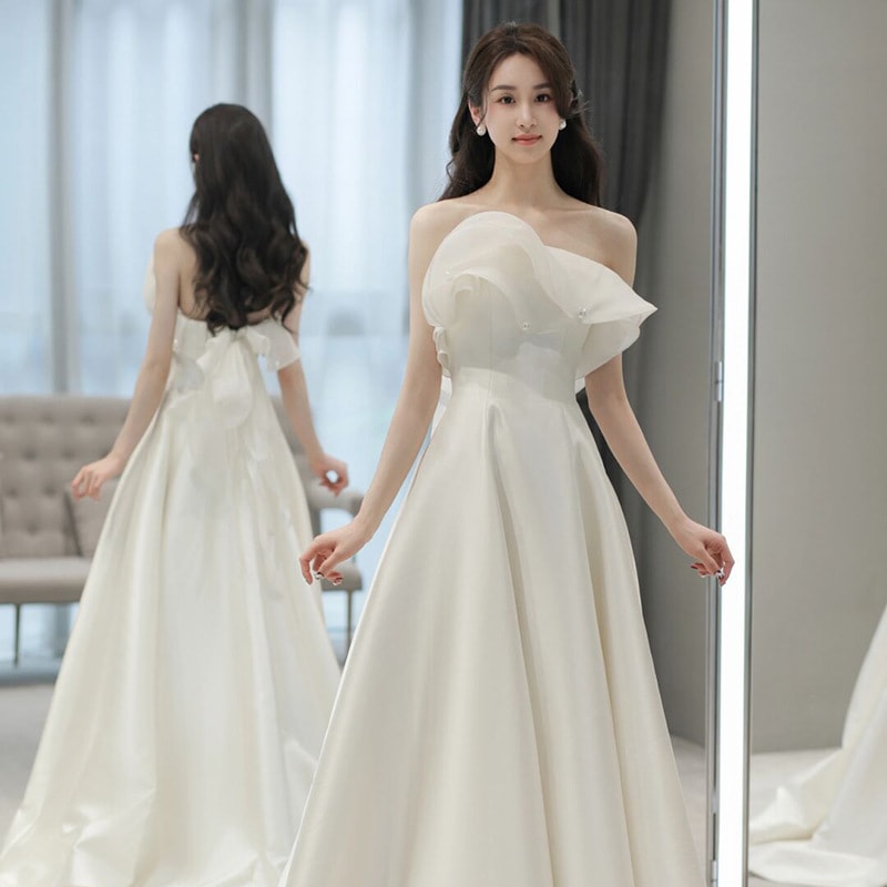 韓国風のストラップレスの軽いウェディングドレス小柄な花嫁やプラスサイズの花嫁に適しており白いウェディングドレスで旅行の写真撮影に最適です