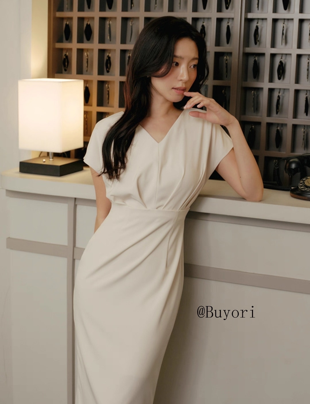 夏のハイエンドの上品な長いスカートの気質のワンピースの女史2025夏の新型のv襟の半袖の女性の通勤の日常はシンプルで高級感腰を収めて身を縮めて細身の中の長いスカートを包みます