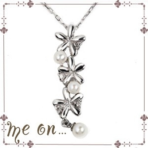 me on... パールがまるで雫のようなK10ホワイトゴールド 10金 ３輪の花モチーフ天然ダイヤモンドネックレス 発送目安：２３週間
