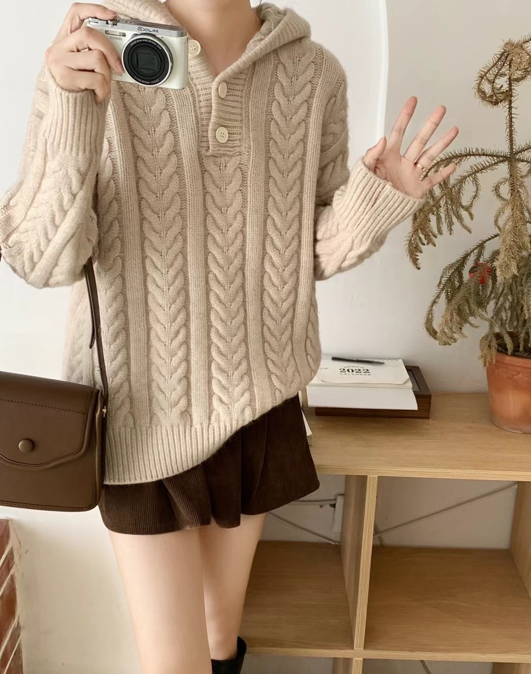 2025 ジェントルスタイルルーズレイジースタイルツイストフード付きセーター女性秋冬韓国スタイル肥厚セータートップ