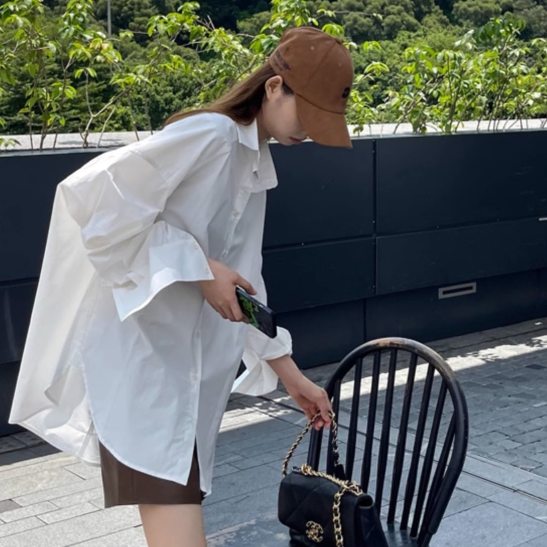 トップス シャツ 白シャツ 長袖 襟付き 前開き ボタン サイドスリット ミディアム丈 かわいい 大人可愛い きれいめ シンプル 上品 おしゃれ かっこいい カジュアル レトロ きちんと こなれ感