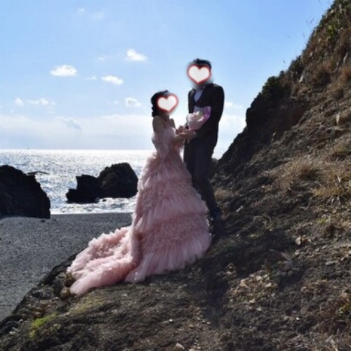 実例写真！カラードレス ピンク オフショルダー 華やか 柔らかく重ねたチュールスカート 前撮り