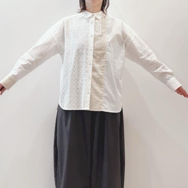 トップス シャツ 長袖 襟付き 前開き ボタン ミディアム丈 レース パッチワーク風 可愛い かわいい 大人可愛い きれいめ シンプル 上品 レトロ おしゃれ かっこいい カジュアル こなれ感 個性的