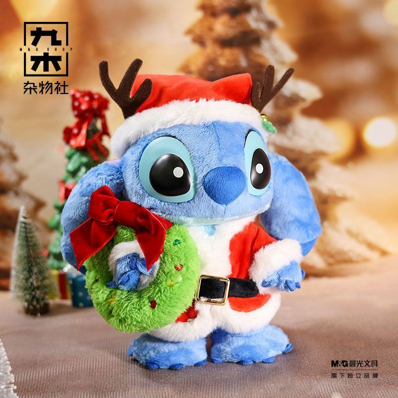 スティッチのぬいぐるみがクリスマス限定の人形を飾って誕生日プレゼントクリスマスプレゼントを飾る