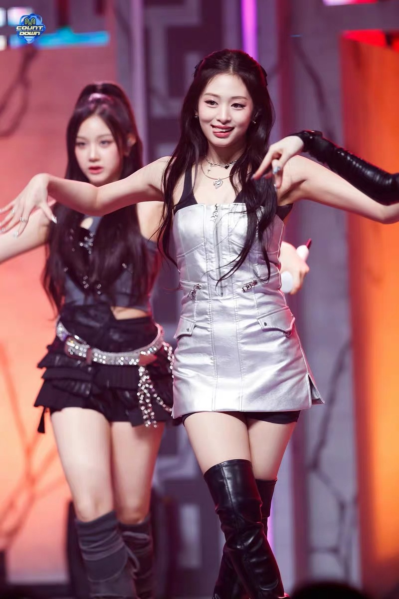 Babymonster Zheng Yaxian チューブトップ シルバー ドレス ダンス パフォーマンス ショート スカート 5,455円