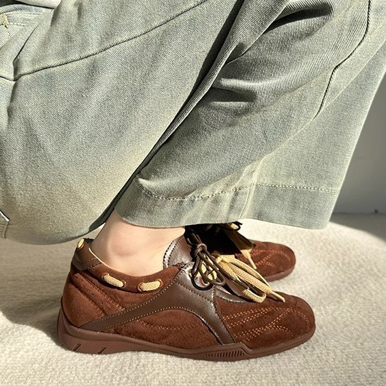 牛革バージョンスポットカラーコントラスト機能スタイルデクサン女性用シューズ2025年新作フラット底高めカジュアルスポーツシューズ