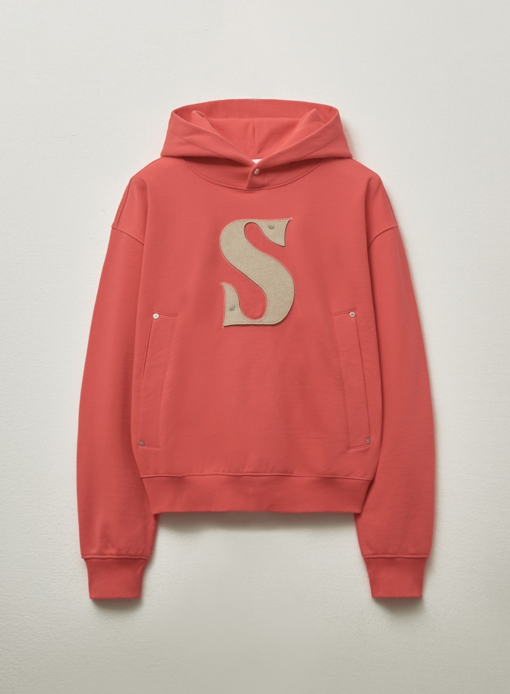 【SATUR】 RIVET APPLIQUE POCKET LOGO HOODIE : PINK