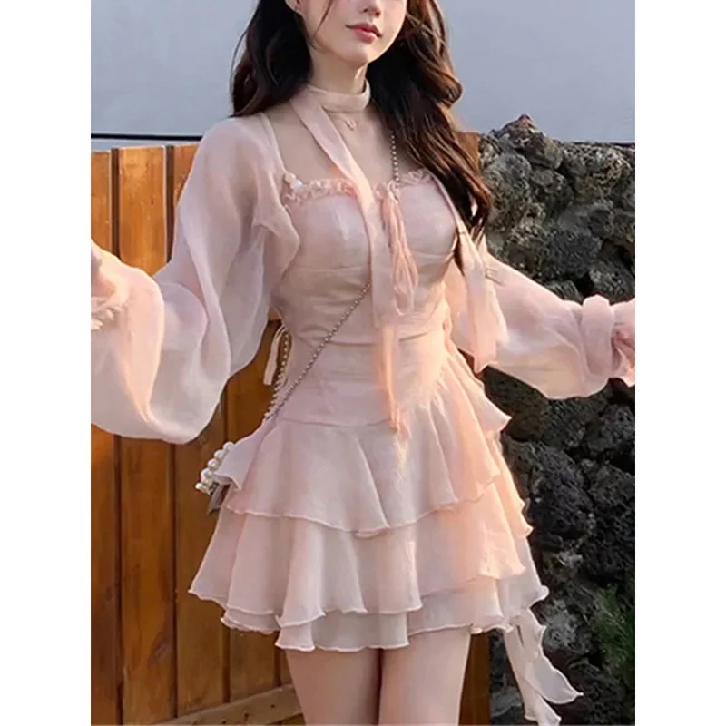 スタイリッシュなカーディガンアシンメトリーのホルターネックワンピーススリミングデザインが特徴の若々しくスタイリッシュなレディースのツーピースセットです