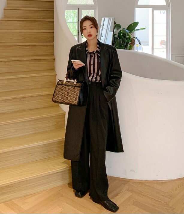 レディース コート 上着 ロングコート チェスター 長袖 Vネック Iライン PU きれいめ シンプル 上品 おしゃれ かっこいい こなれ感 メンズライク クール 主役級 存在感 都会的 無地 秋 冬