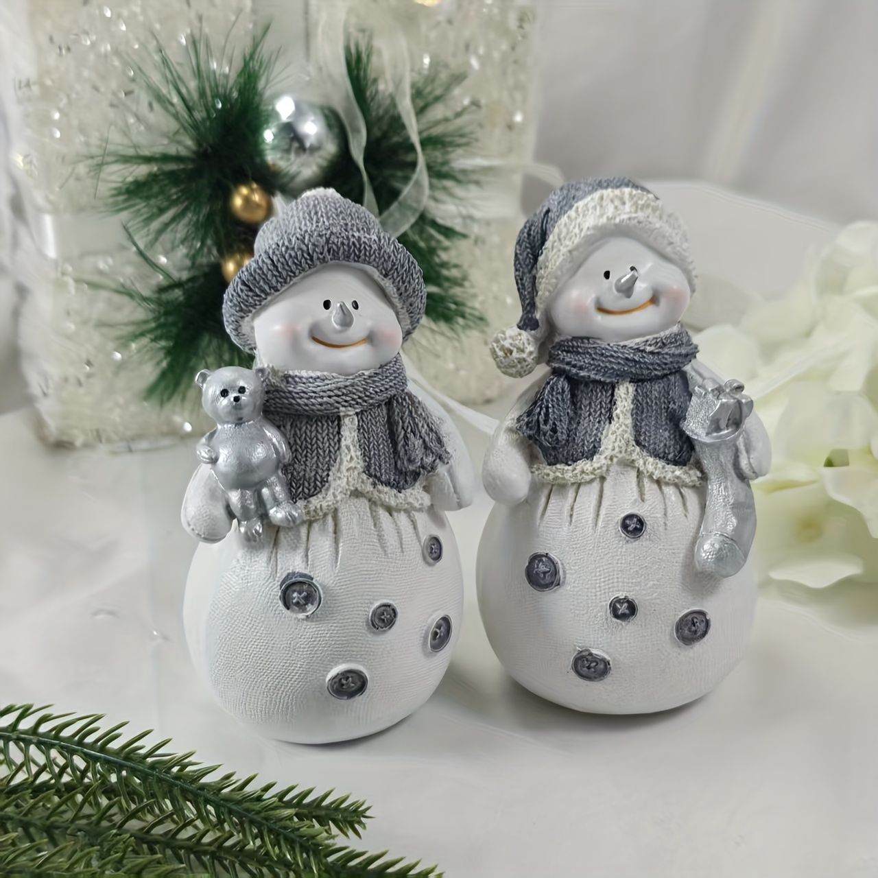 クリスマス オブジェ 置物 2個の雪だるま スノーマン 可愛い 冬オブジェ ガーデンオーナメント インテリア 癒しグッズ インテリア雑貨 室内 寝室 玄関 シルバー 庭 ガーデニング プレゼント ギフ