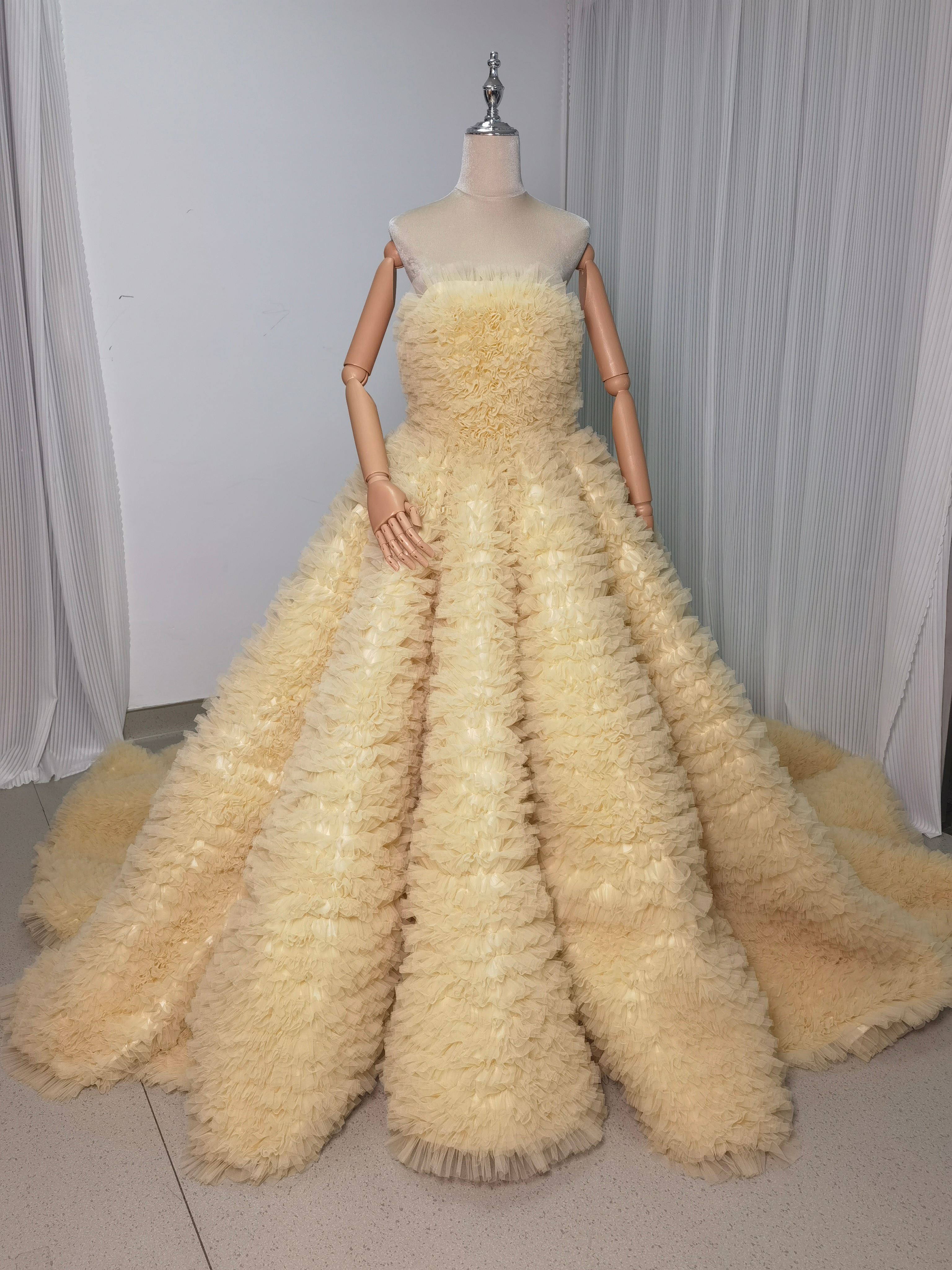 豪華!カラードレス パステルイエロー ベアトップ 柔らかく重ねたチュールスカート ボリュームドレス 結婚式
