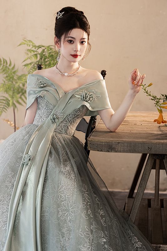 タキシードの宴会の軽豪華な大衆の絶美は音楽の生の美しい声を試験して独唱します