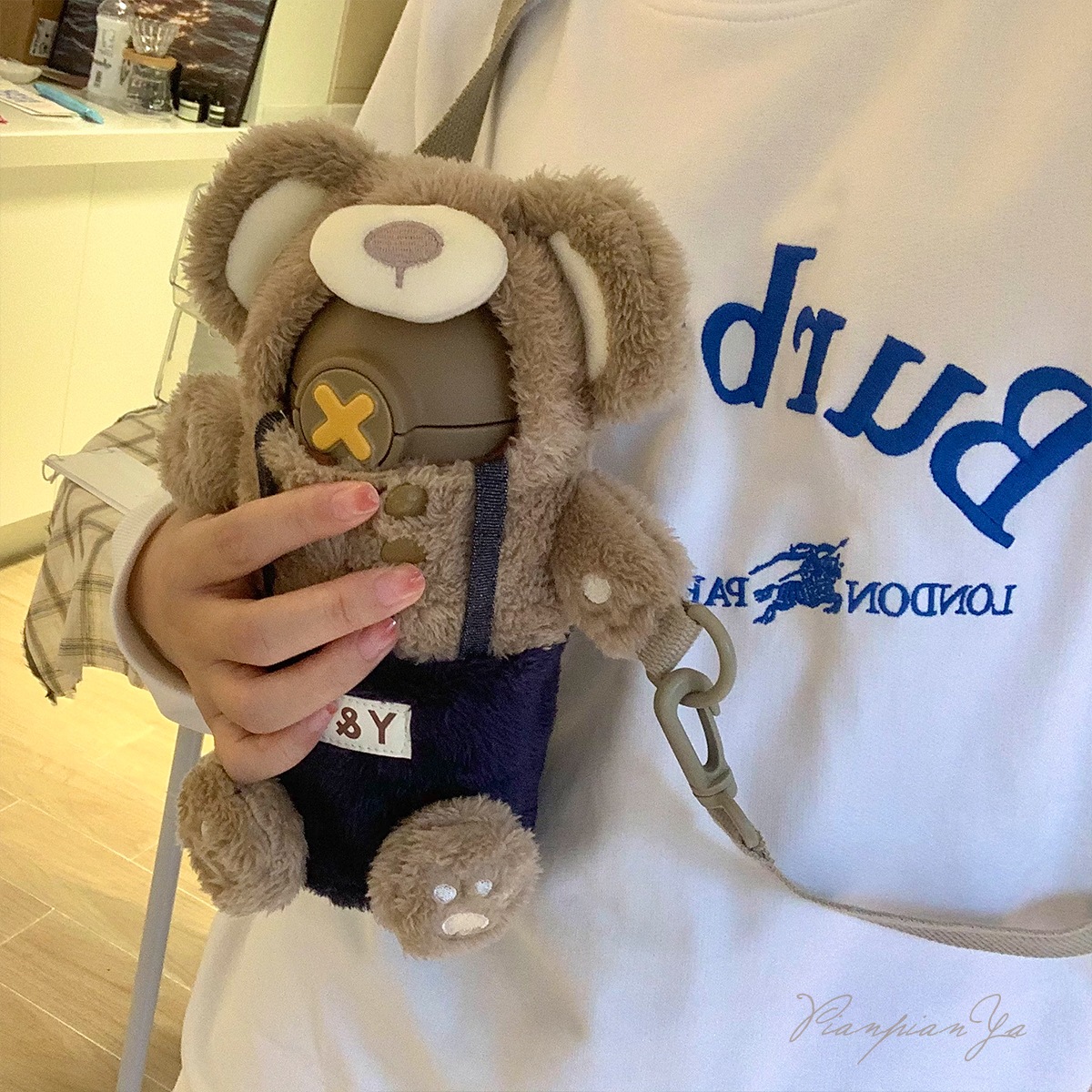 網赤可愛い風の仔熊少女保温カップストロー付きの服モコモコのカップカバー携帯斜め掛け