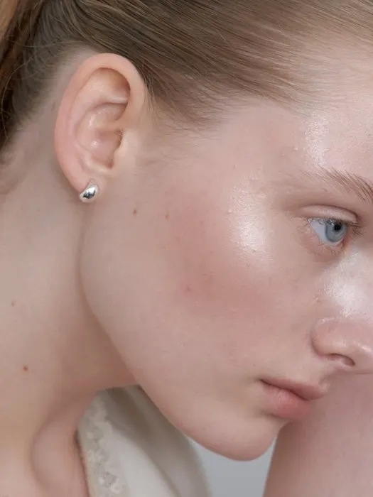 LOVE ME MONSTER [Silver] New Moon Earrings 韓国コスメ 韓国ブランド レディースファッション アクセサリー ピアス 指輪 韓国人気 アイドル